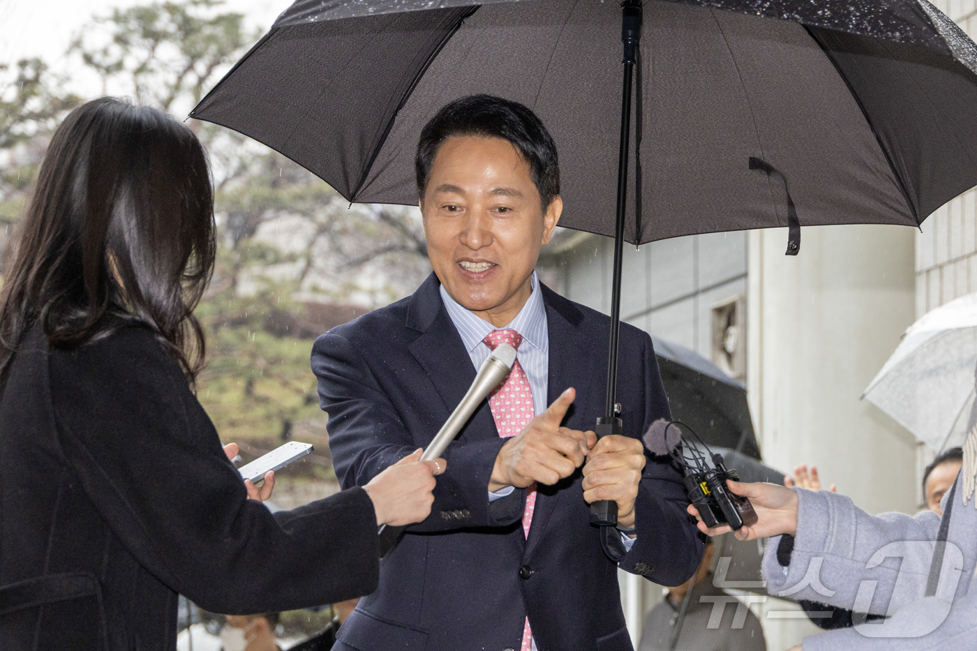 (서울=뉴스1) 김민지 기자 = 정치자금법 위반 혐의로 기소된 오세훈 서울시장이 18일 오전 서울시 서초구 서울중앙지방법원에서 열린 정치자금법위반 2차 공판에 출석하며 취재진 질의 …