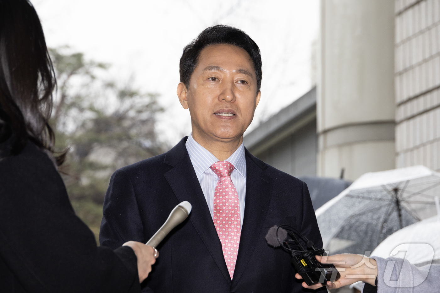 (서울=뉴스1) 김민지 기자 = 정치자금법 위반 혐의로 기소된 오세훈 서울시장이 18일 오전 서울시 서초구 서울중앙지방법원에서 열린 정치자금법위반 2차 공판에 출석하며 취재진 질의 …