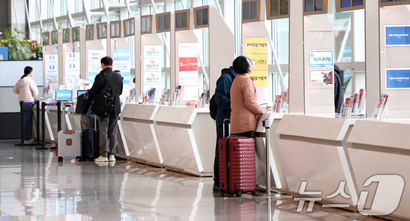 (인천공항=뉴스1) 최지환 기자 = 18일 인천국제공항 1터미널 여행사 카운터에서 여행객들이 미팅을 하고 있다.중동 사태로 중동 경유 유럽행 항공 운항이 잇따라 취소되고 4월 국제 …