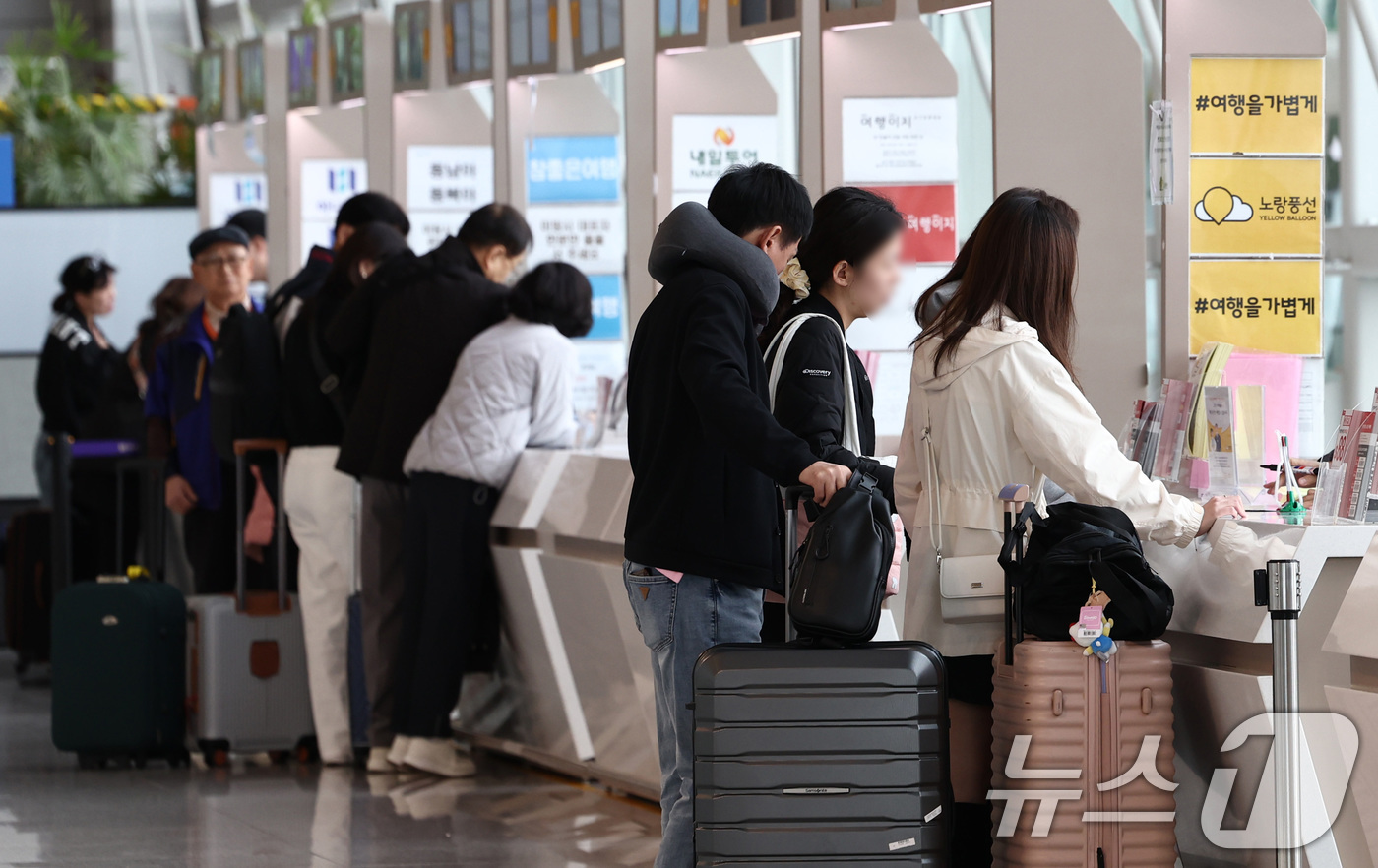 (인천공항=뉴스1) 최지환 기자 = 18일 인천국제공항 1터미널 여행사 카운터에서 여행객들이 미팅을 하고 있다.중동 사태로 중동 경유 유럽행 항공 운항이 잇따라 취소되고 4월 국제 …