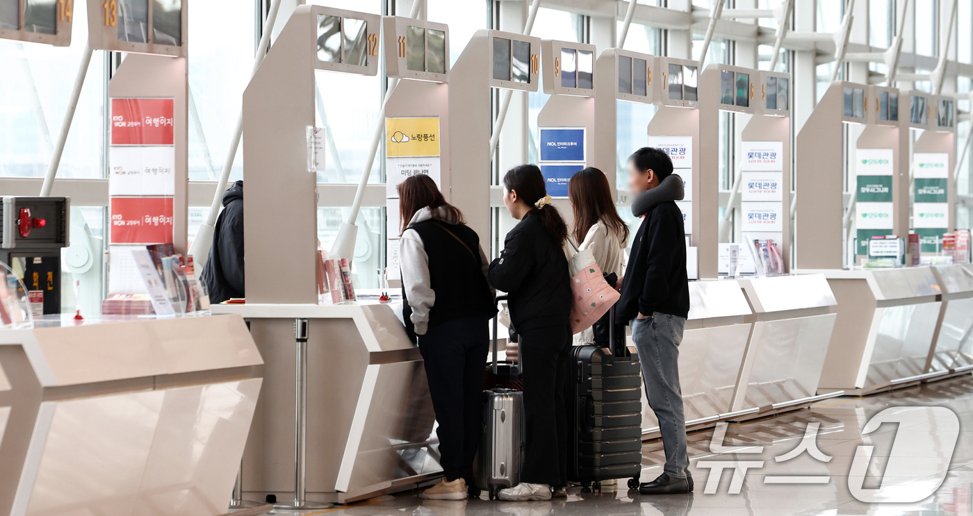 (인천공항=뉴스1) 최지환 기자 = 18일 인천국제공항 1터미널 여행사 카운터에서 여행객들이 미팅을 하고 있다.중동 사태로 중동 경유 유럽행 항공 운항이 잇따라 취소되고 4월 국제 …