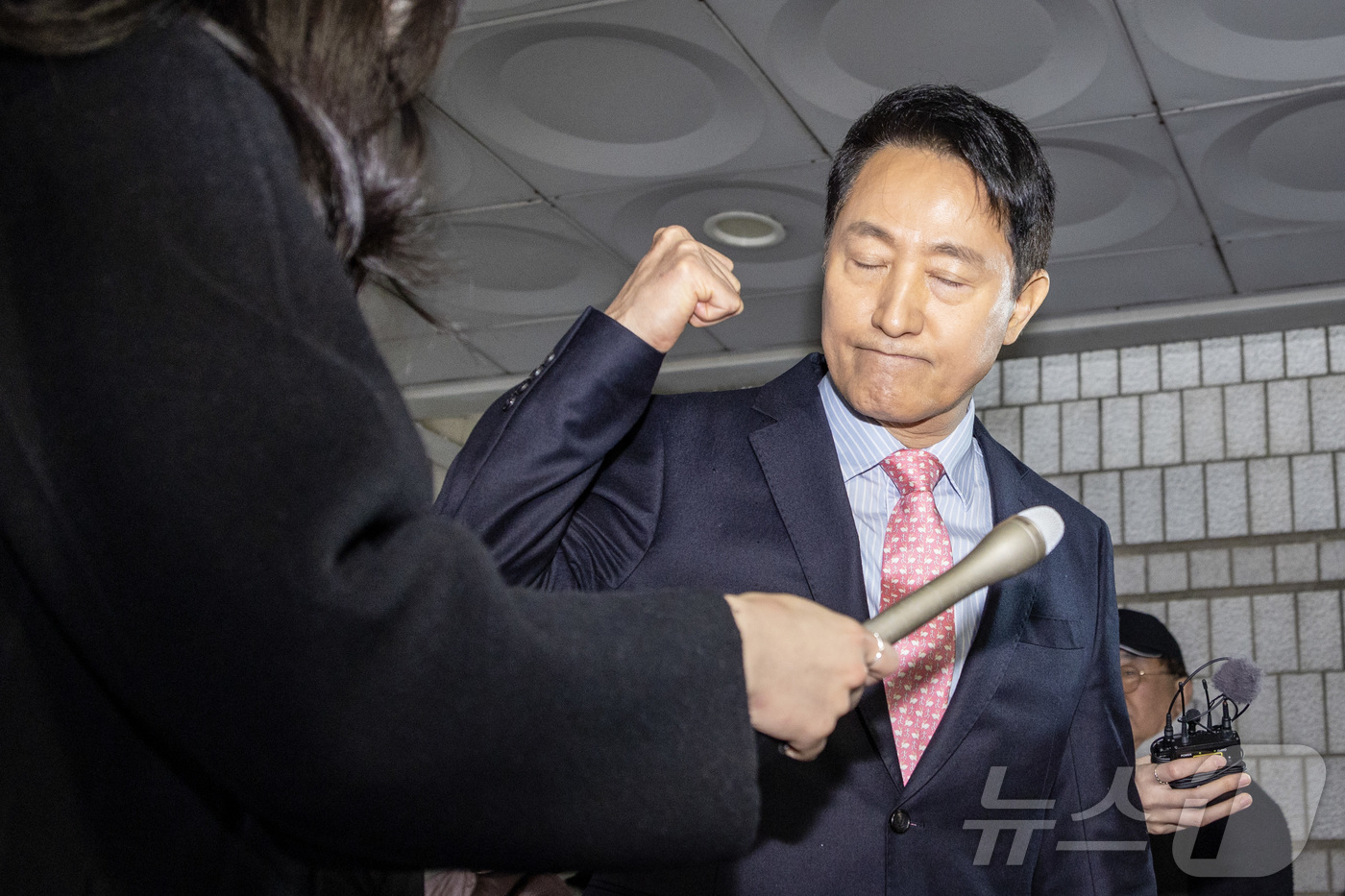 (서울=뉴스1) 김민지 기자 = 정치자금법 위반 혐의로 기소된 오세훈 서울시장이 18일 오전 서울시 서초구 서울중앙지방법원에서 열린 정치자금법위반 2차 공판에 출석하며 지지자들을 …