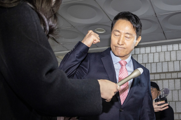 지지자들 응원 받으면서 공판 출석하는 오세훈 시장