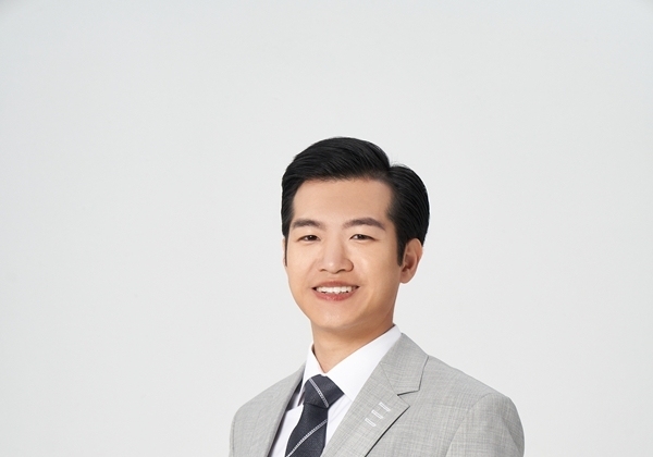 '인간 축음기' 조명섭, 아츠로와 전속계약…5월 본격 활동 시동