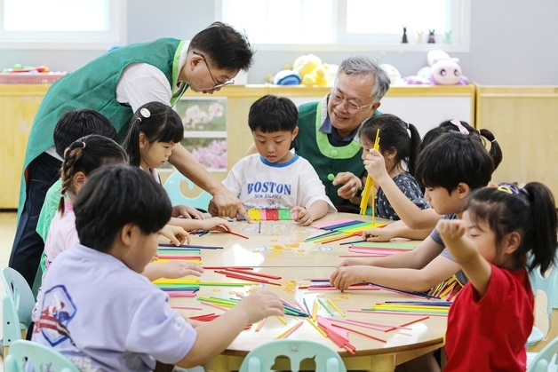 전통놀이로 세대 연결…한국국진원, 전통나눔 할아버지 24명 모집