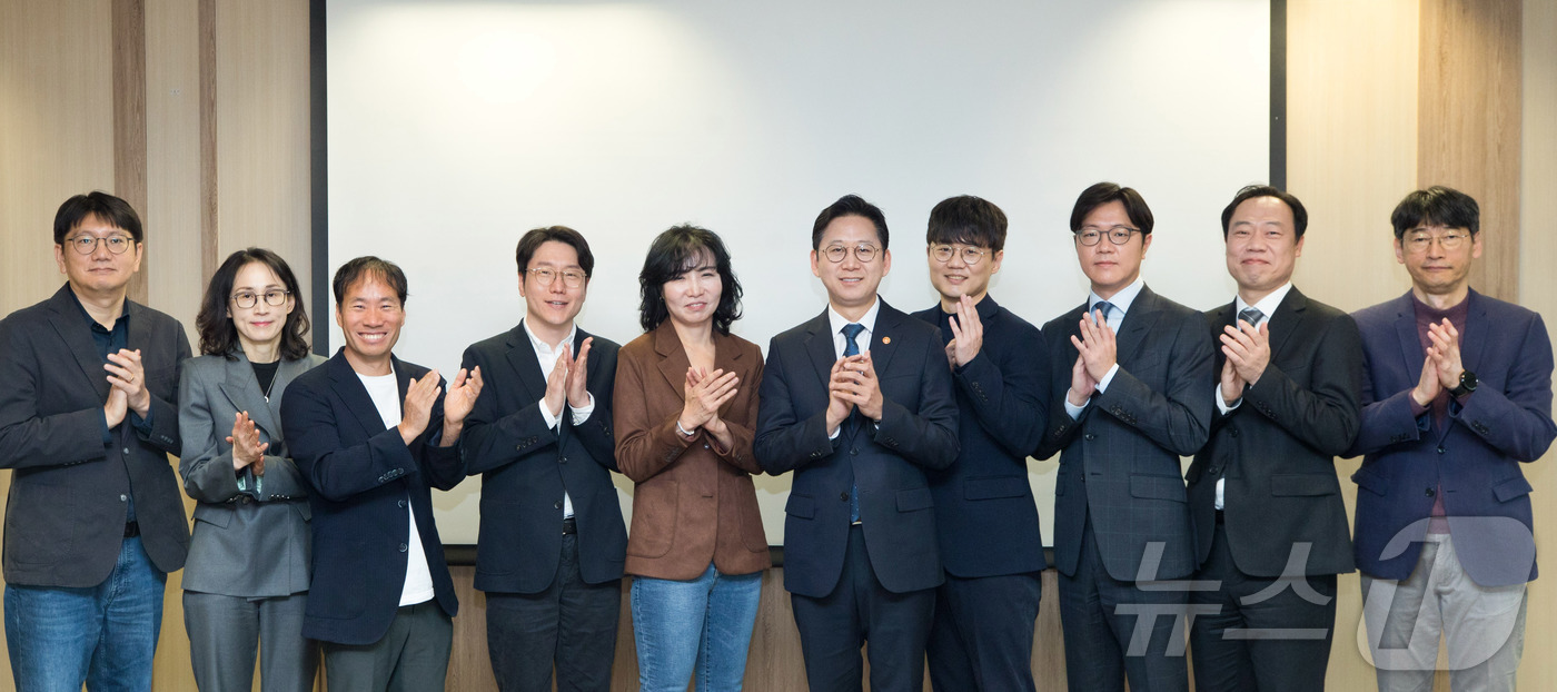 (서울=뉴스1) = 배경훈 부총리 겸 과학기술정보통신부 장관이 18일 오전 서울 종로구 광화문교보빌딩 국가과학기술자문회의 대회의실에서 열린 '독자 AI 관계 기업 간담회' 에서 기 …