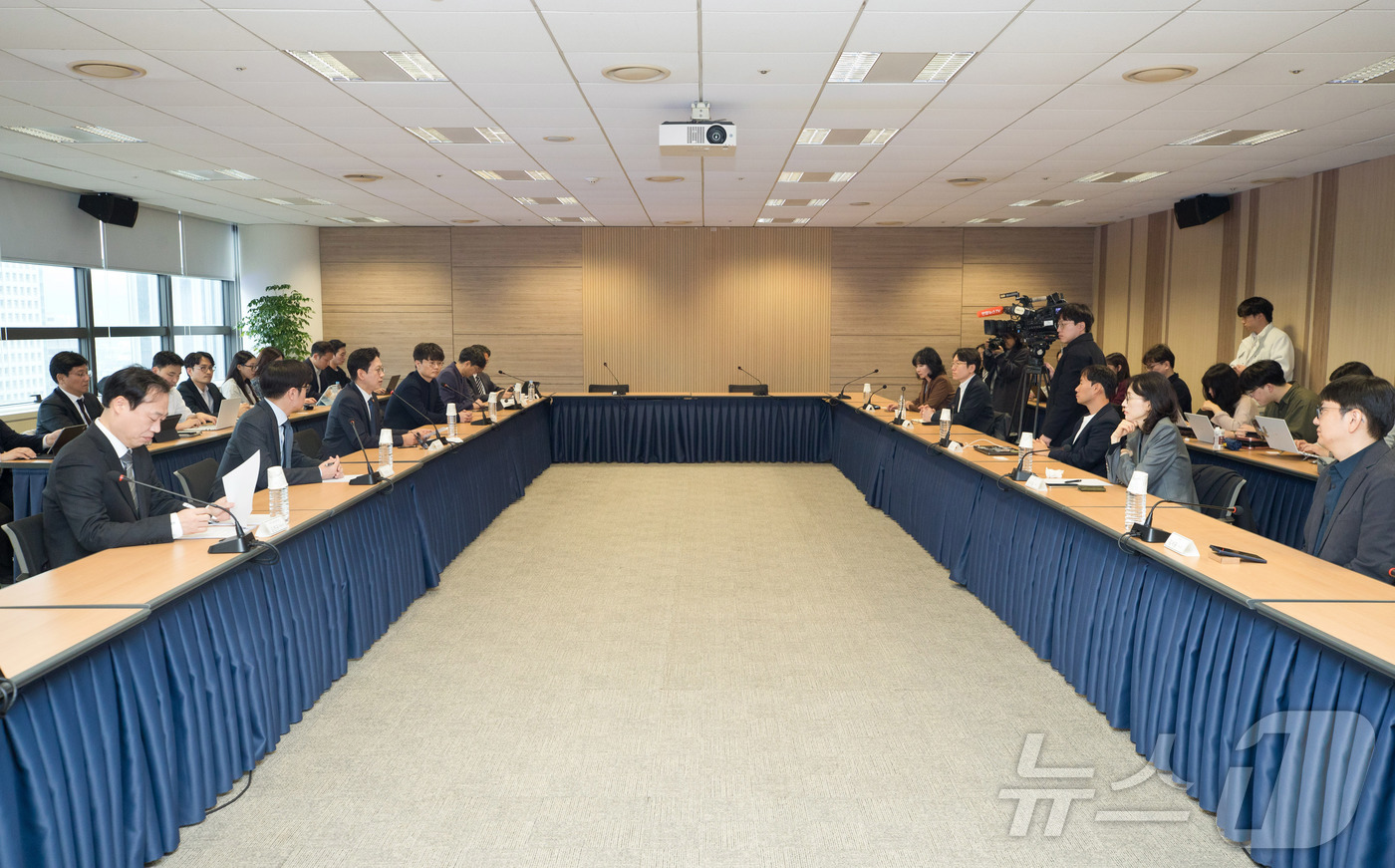 (서울=뉴스1) = 배경훈 부총리 겸 과학기술정보통신부 장관이 18일 오전 서울 종로구 광화문교보빌딩 국가과학기술자문회의 대회의실에서 열린 '독자 AI 관계 기업 간담회' 에서 인 …