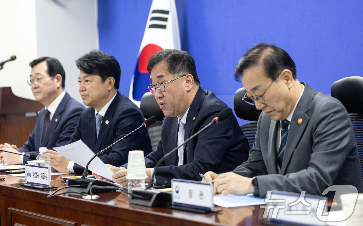 (서울=뉴스1) 이승배 기자 = 18일 서울 여의도 국회 의원회관에서 열린 민생 입법과제 점검 당·정 협의회에서 맹성규 국토교통위원장이 모두발언하고 있다.이날 당정 협의회는 주택공 …