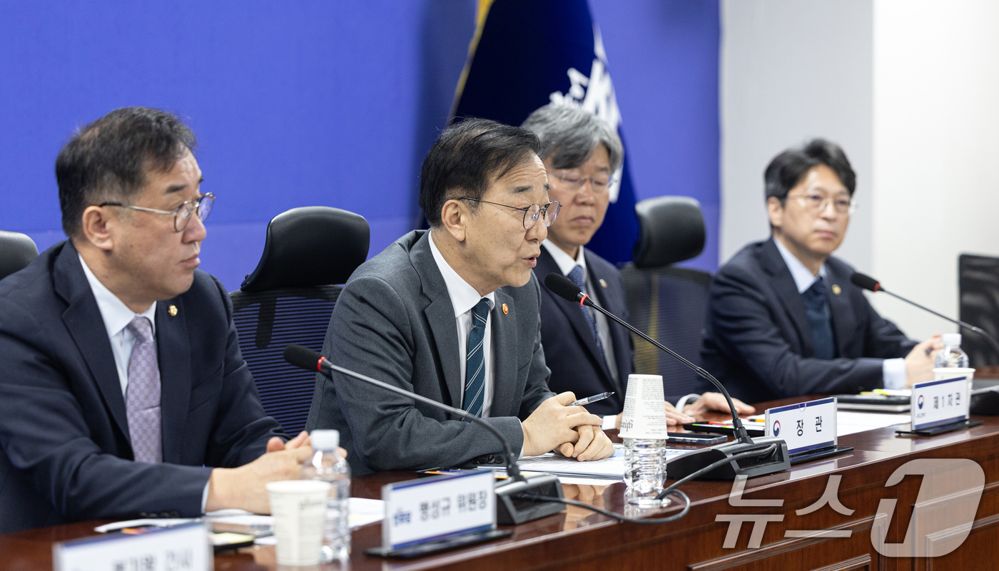 (서울=뉴스1) 이승배 기자 = 18일 서울 여의도 국회 의원회관에서 열린 민생 입법과제 점검 당·정 협의회에서 김윤덕 국토교통부 장관이 모두발언하고 있다.이날 당정 협의회는 주택 …