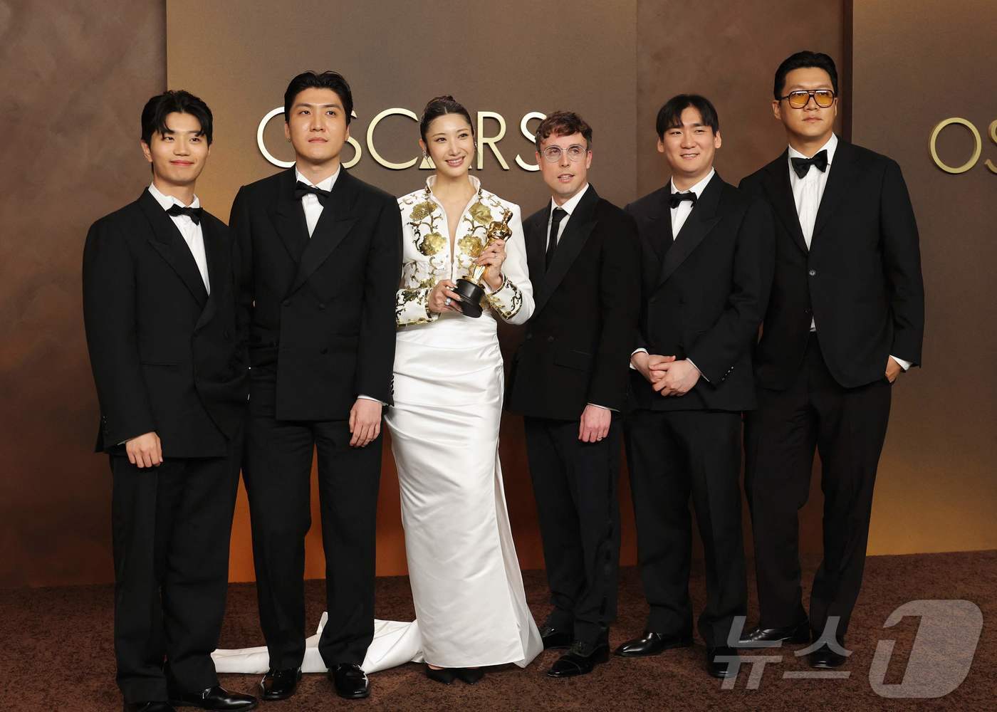 본문 이미지 - '골든'의 작사가 이재(가운데 여성)와 마크 소넨블릭(이재 오른쪽), '골든'을 공동 작곡한 작곡팀 아이디오와 프로듀서 24 등. ⓒ AFP=뉴스1