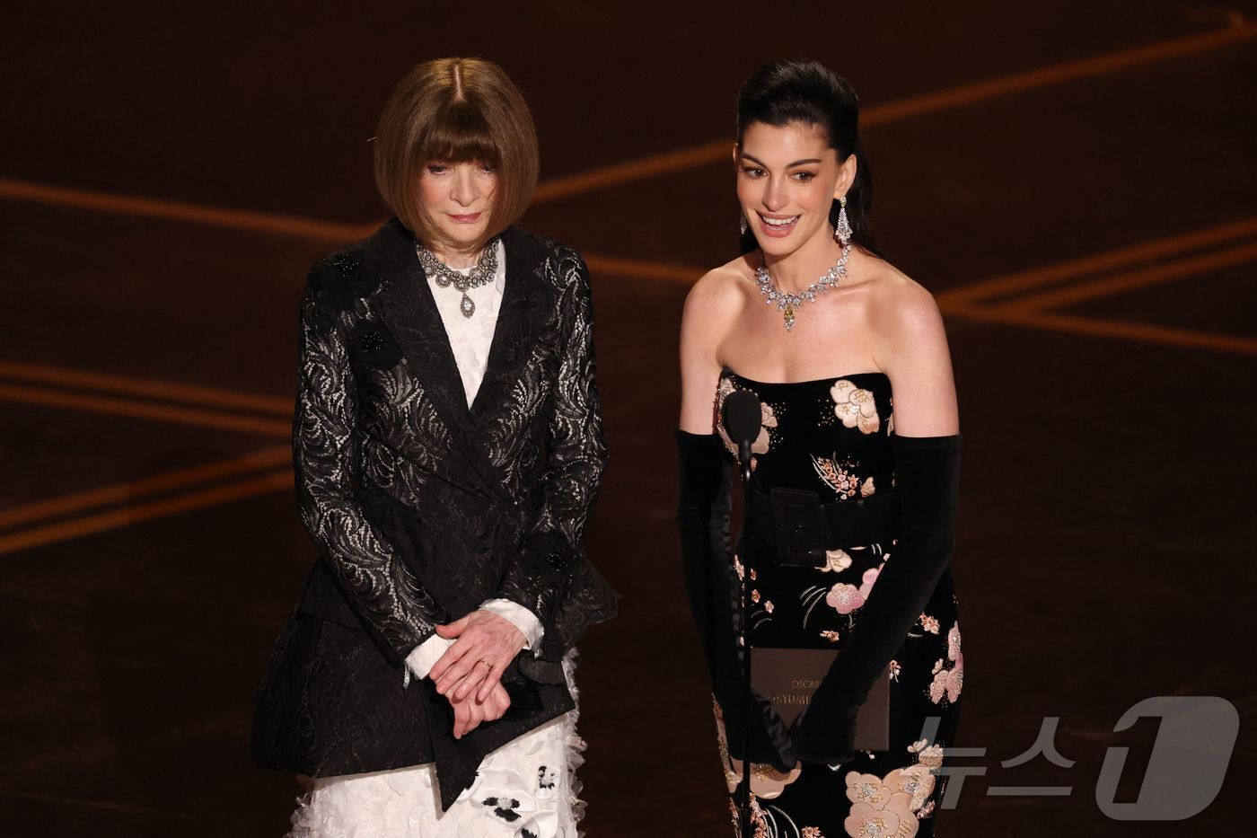 본문 이미지 - 시상자로 무대에 선 안나 윈투어 보그 편집장과 앤 해서웨이 ⓒ AFP=뉴스1