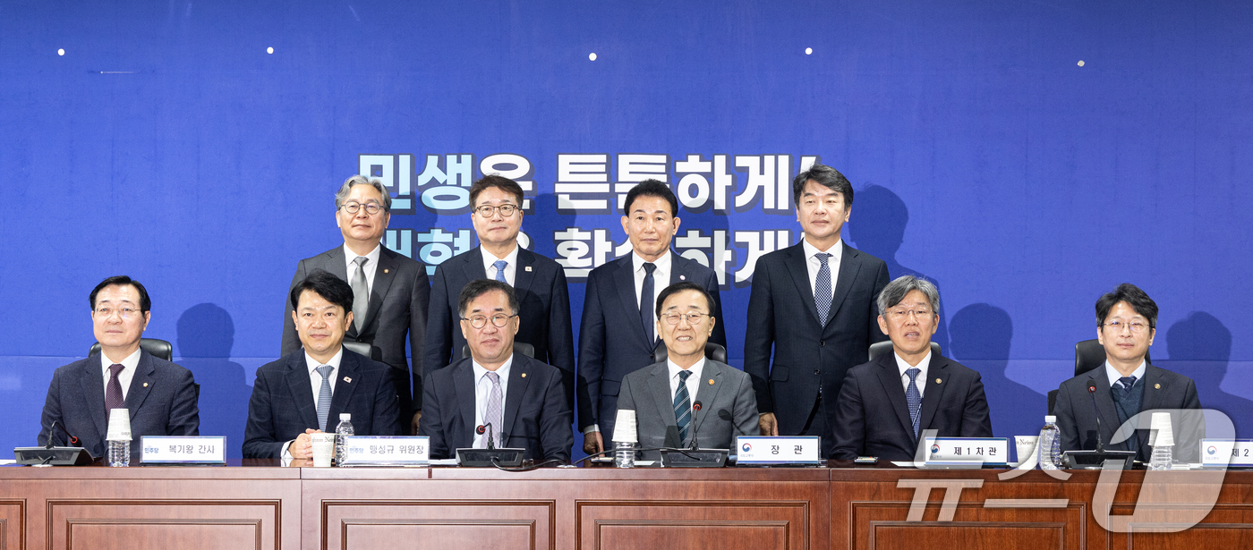 (서울=뉴스1) 이승배 기자 = 18일 서울 여의도 국회 의원회관에서 열린 민생 입법과제 점검 당·정 협의회에서 맹성규 국토교통위원장, 김윤덕 국토교통부 장관을 비롯한 참석자들이 …