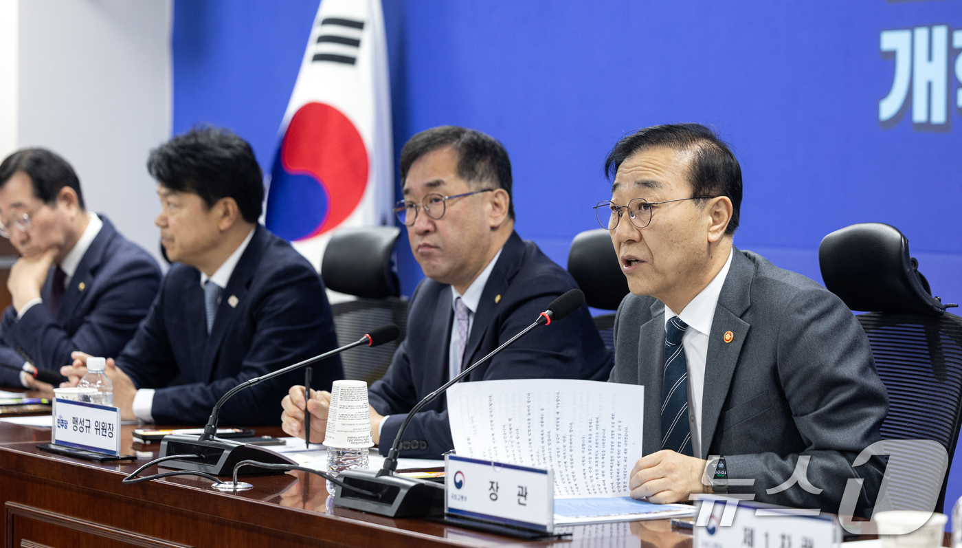 (서울=뉴스1) 이승배 기자 = 18일 서울 여의도 국회 의원회관에서 열린 민생 입법과제 점검 당·정 협의회에서 김윤덕 국토교통부 장관이 모두발언하고 있다.이날 당정 협의회는 주택 …