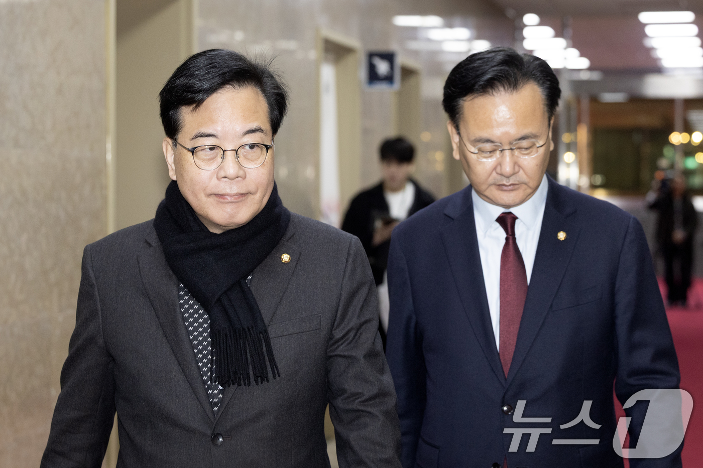 (서울=뉴스1) 이승배 기자 = 송언석 국민의힘 원내대표와 유상범 원내수석이 18일 서울 여의도 국회에서 윤석열 정부 검찰의 조작기소 의혹과 관련한 국정조사 등 항의하기 위해 의장 …