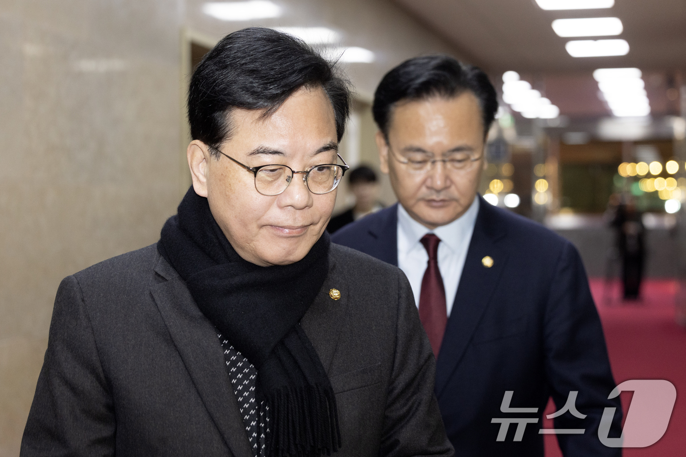 (서울=뉴스1) 이승배 기자 = 송언석 국민의힘 원내대표와 유상범 원내수석이 18일 서울 여의도 국회에서 윤석열 정부 검찰의 조작기소 의혹과 관련한 국정조사 등 항의하기 위해 의장 …