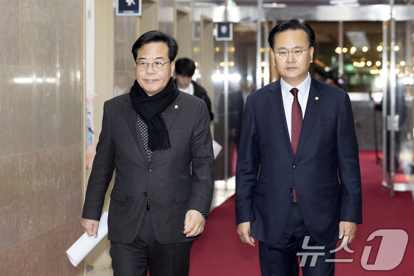 (서울=뉴스1) 이승배 기자 = 송언석 국민의힘 원내대표와 유상범 원내수석이 18일 서울 여의도 국회에서 윤석열 정부 검찰의 조작기소 의혹과 관련한 국정조사 등 항의하기 위해 의장 …