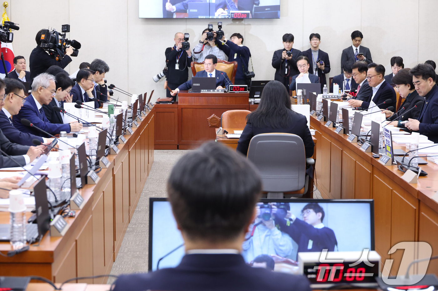(서울=뉴스1) 신웅수 기자 = 신정훈 위원장이 18일 서울 여의도 국회에서 열린 행정안전위원회 전체회의에서 의사봉을 두드리고 있다. 2026.3.18/뉴스1