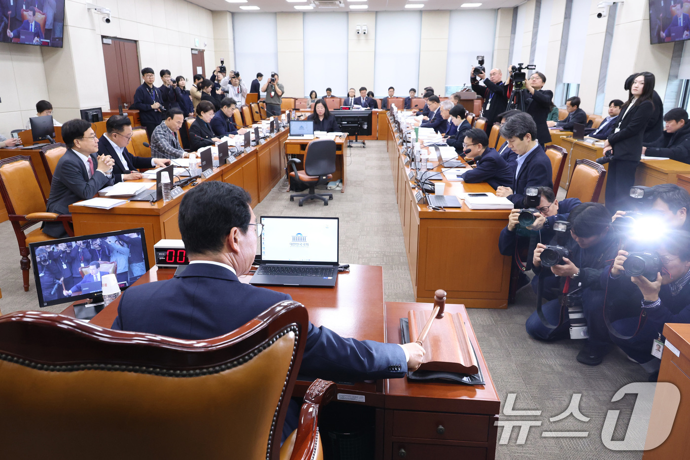 (서울=뉴스1) 신웅수 기자 = 신정훈 위원장이 18일 서울 여의도 국회에서 열린 행정안전위원회 전체회의에서 의사봉을 두드리고 있다. 2026.3.18/뉴스1