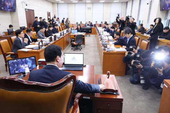 행정안전위원회 개의하는 신정훈 위원장