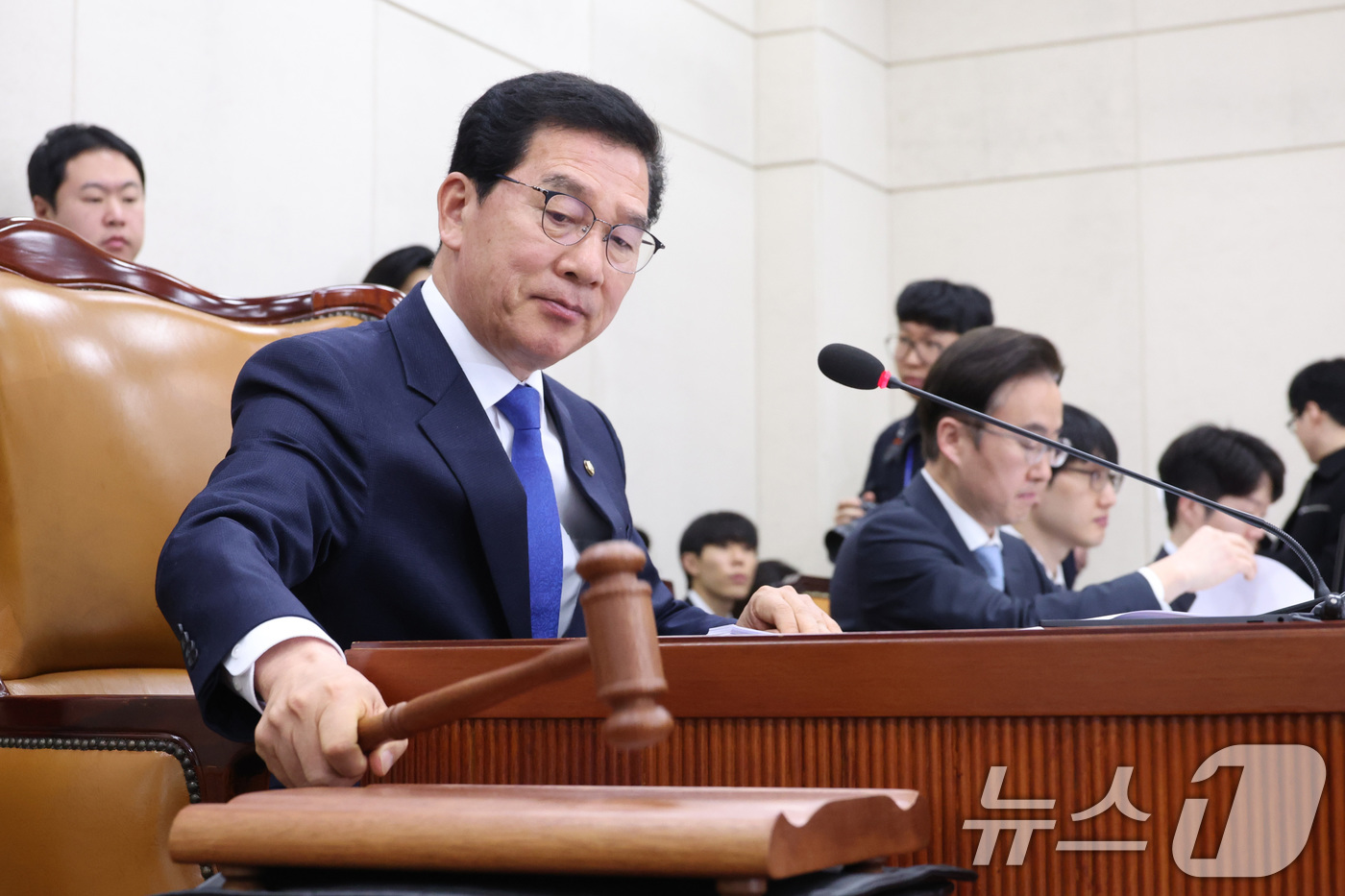 (서울=뉴스1) 신웅수 기자 = 신정훈 위원장이 18일 서울 여의도 국회에서 열린 행정안전위원회 전체회의에서 의사봉을 두드리고 있다. 2026.3.18/뉴스1