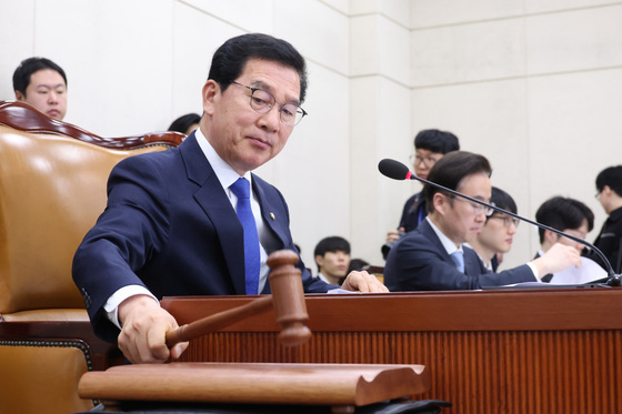 중수청법, 與 주도 행안위 통과…19일 본회의 수순(종합)