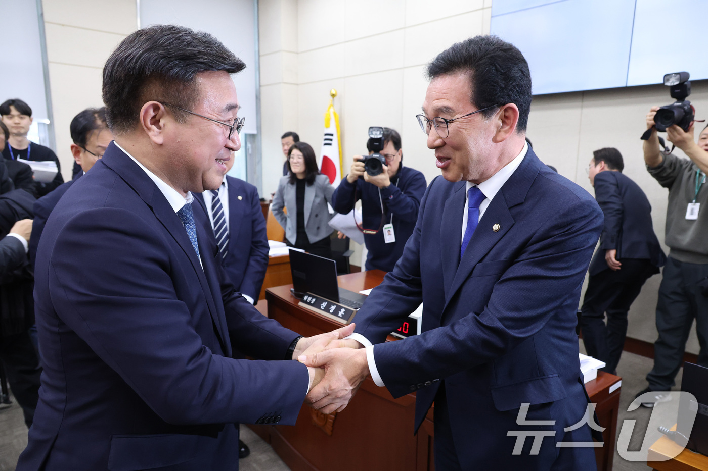 (서울=뉴스1) 신웅수 기자 = 윤호중 행정안전부 장관이 18일 서울 여의도 국회에서 열린 행정안전위원회 전체회의에서 신정훈 위원장과 인사하고 있다. 2026.3.18/뉴스1