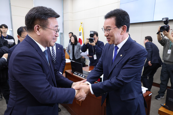 '중수청 설치법 통과' 인사하는 윤호중·신정훈
