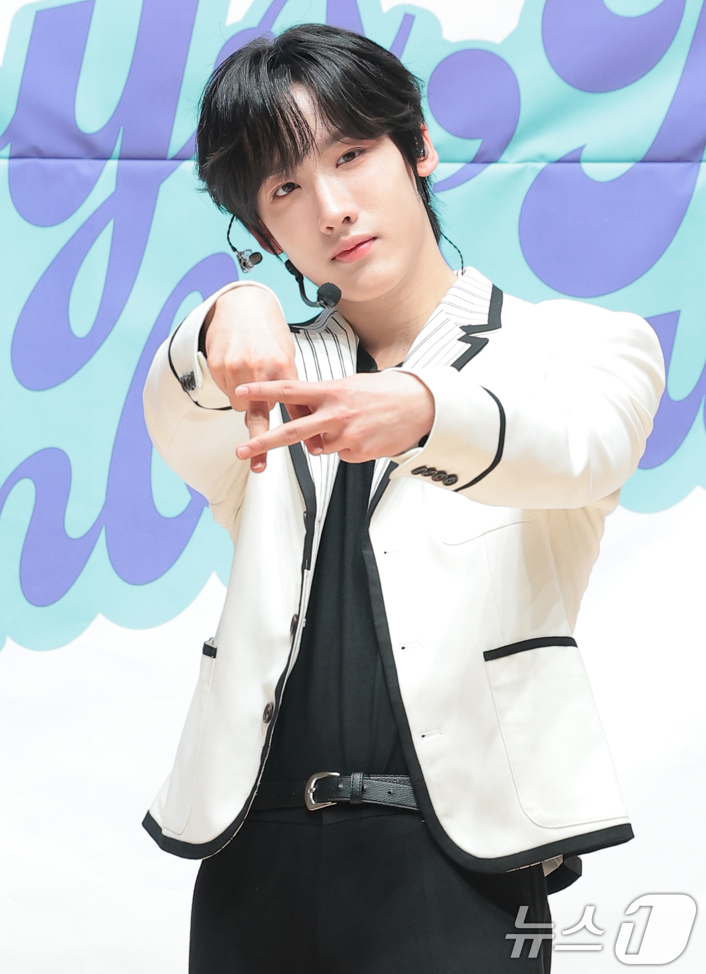 (서울=뉴스1) 권현진 기자 = 그룹 엠비오 기원이 18일 서울 도봉구 세그루패션디자인고등학교에서 열린 웹예능 ‘오늘 우리 학교는(오우학)’ 현장공개에 앞서 포즈를 취하고 있다. …