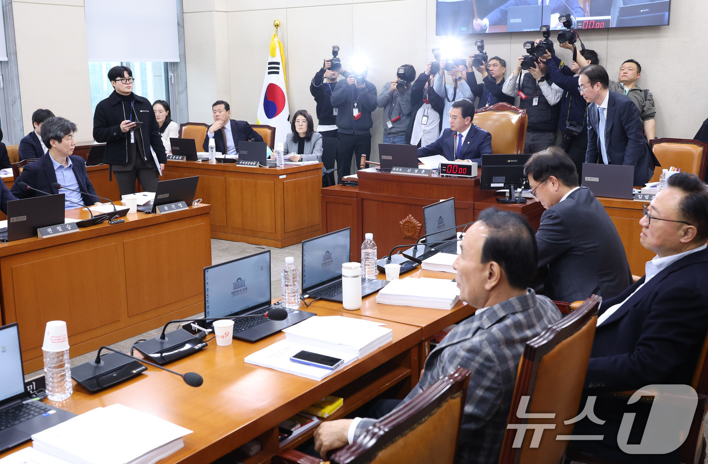 (서울=뉴스1) 신웅수 기자 = 18일 서울 여의도 국회에서 열린 행정안전위원회 전체회의에서 '중대범죄수사청 조직 및 운영에 관한 법률안'이 가결되고 있다. 2026.3.18/뉴스 …