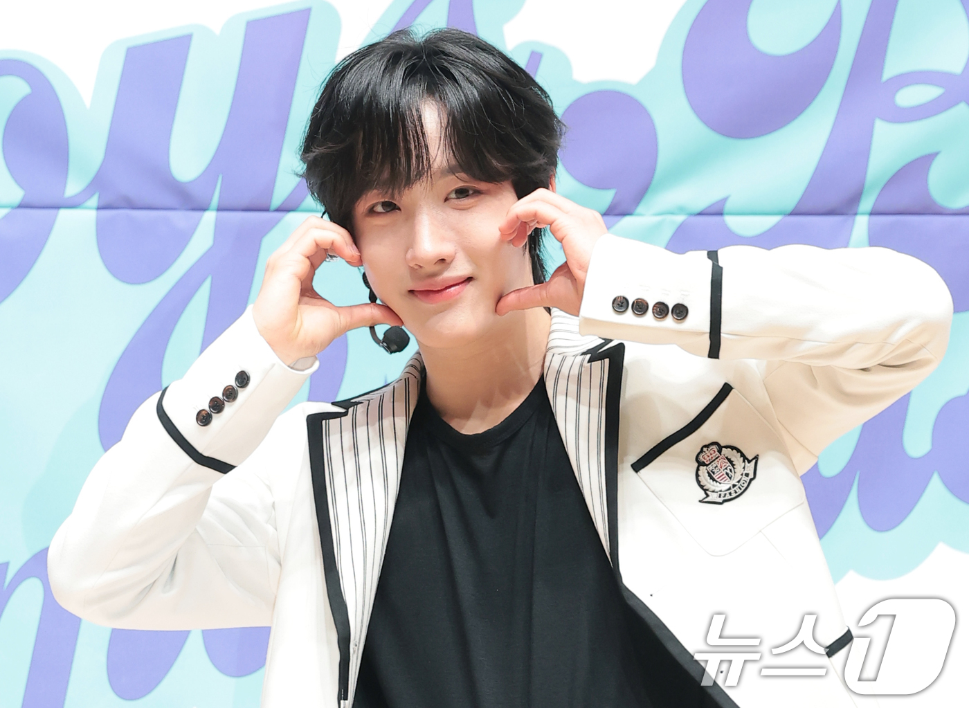 (서울=뉴스1) 권현진 기자 = 그룹 엠비오 기원이 18일 서울 도봉구 세그루패션디자인고등학교에서 열린 웹예능 ‘오늘 우리 학교는(오우학)’ 현장공개에 앞서 포즈를 취하고 있다. …