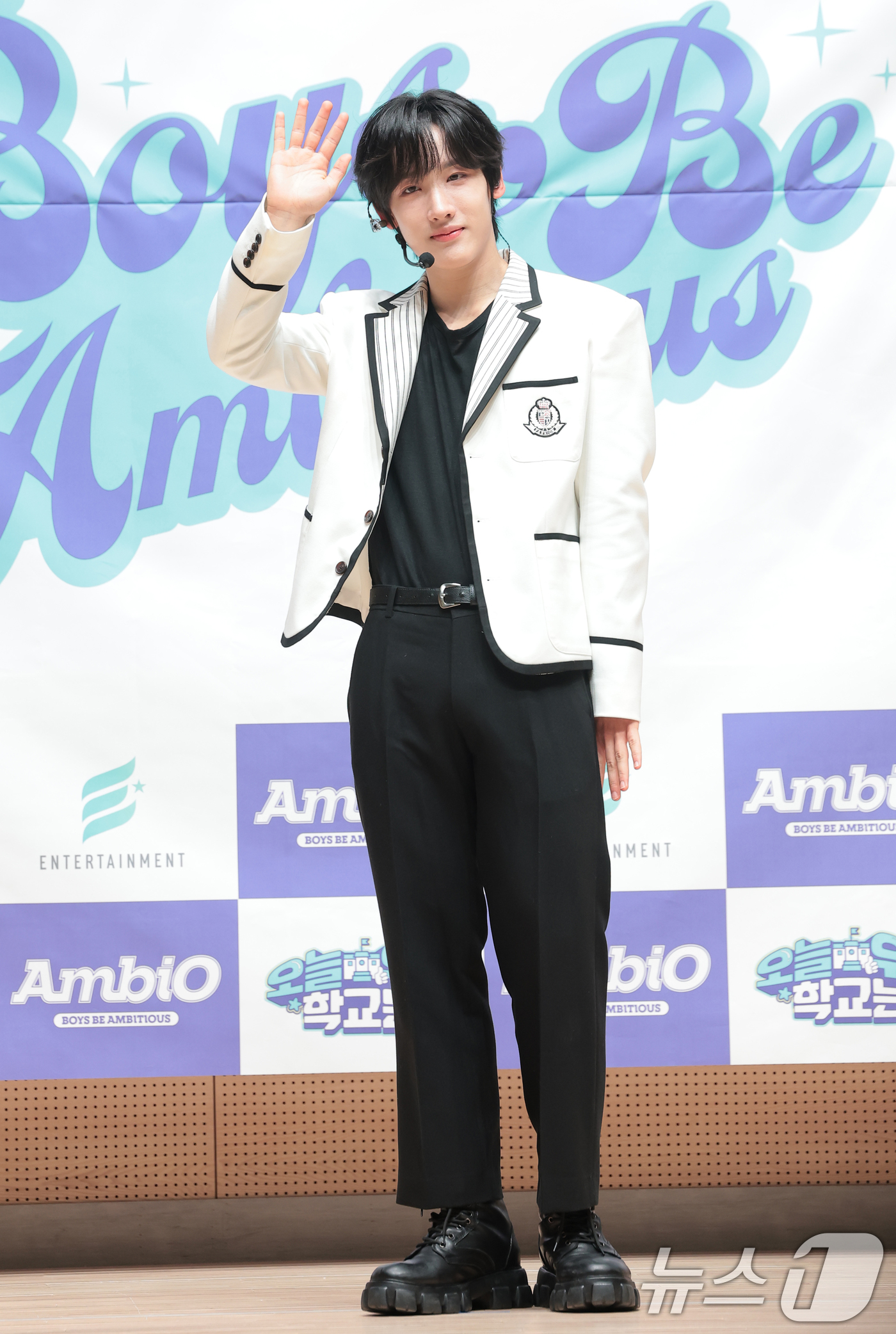 (서울=뉴스1) 권현진 기자 = 그룹 엠비오 기원이 18일 서울 도봉구 세그루패션디자인고등학교에서 열린 웹예능 ‘오늘 우리 학교는(오우학)’ 현장공개에 앞서 포즈를 취하고 있다. …