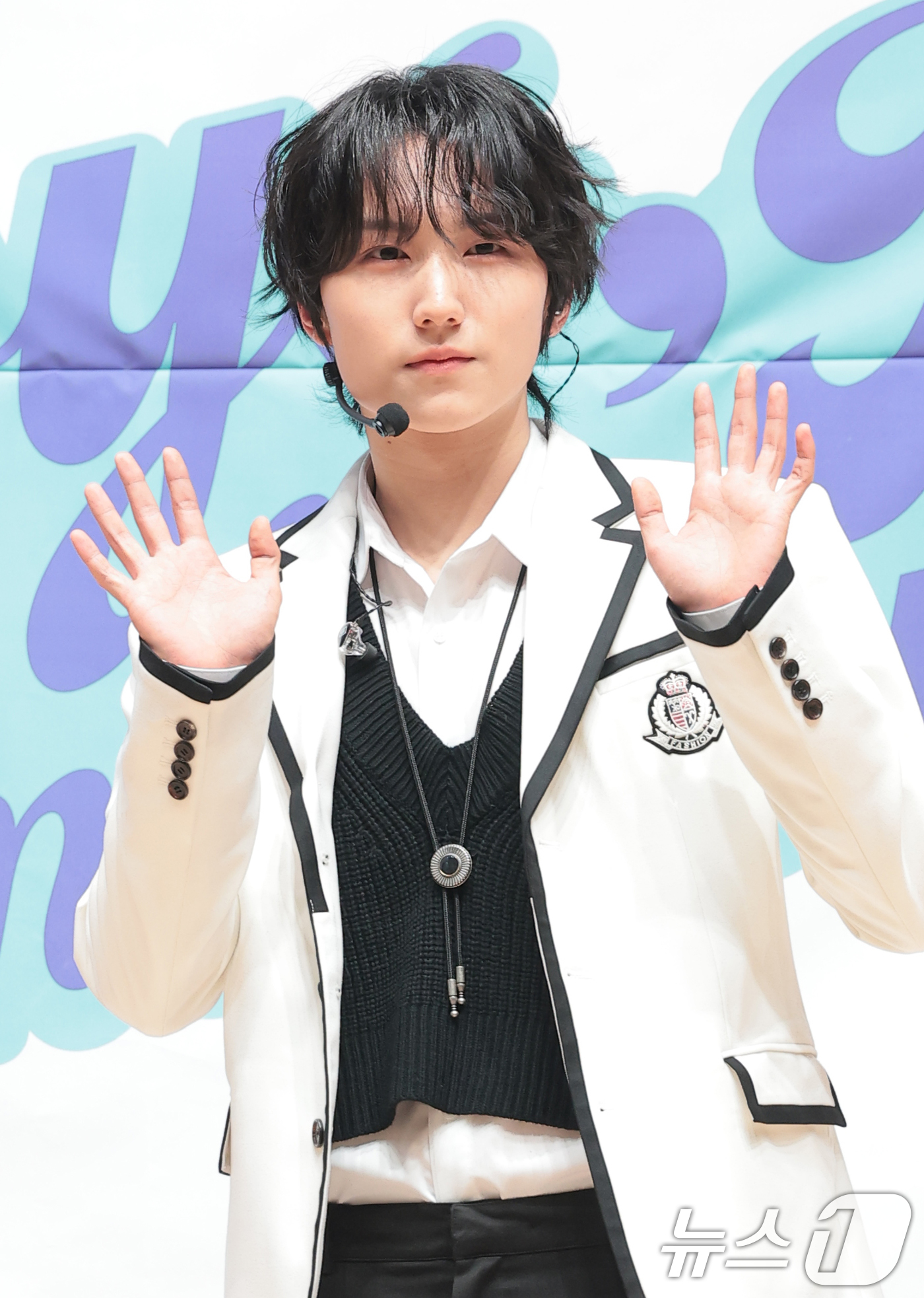 (서울=뉴스1) 권현진 기자 = 그룹 엠비오 승상이 18일 서울 도봉구 세그루패션디자인고등학교에서 열린 웹예능 ‘오늘 우리 학교는(오우학)’ 현장공개에 앞서 포즈를 취하고 있다. …