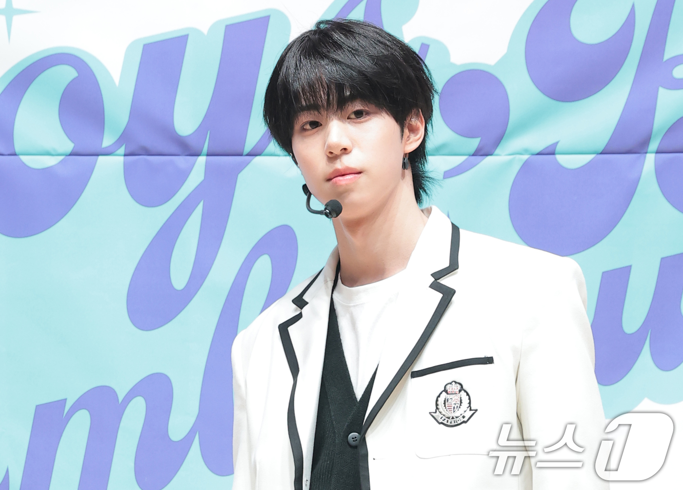 (서울=뉴스1) 권현진 기자 = 그룹 엠비오 테츠가 18일 서울 도봉구 세그루패션디자인고등학교에서 열린 웹예능 ‘오늘 우리 학교는(오우학)’ 현장공개에 앞서 포즈를 취하고 있다. …