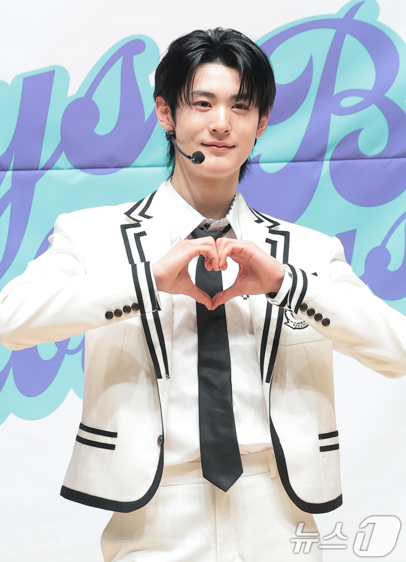 (서울=뉴스1) 권현진 기자 = 그룹 엠비오 루원이 18일 서울 도봉구 세그루패션디자인고등학교에서 열린 웹예능 ‘오늘 우리 학교는(오우학)’ 현장공개에 앞서 포즈를 취하고 있다. …