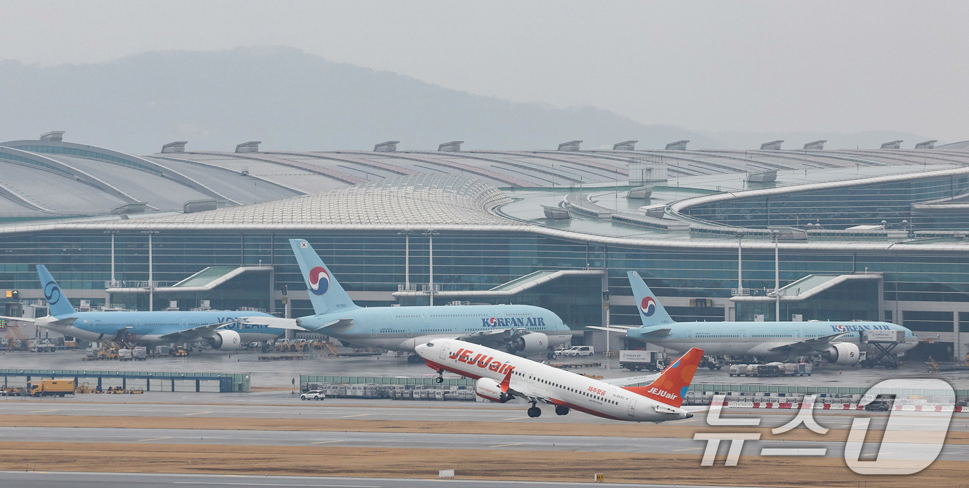 (인천공항=뉴스1) 최지환 기자 = 중동 사태로 중동 경유 유럽행 항공 운항이 잇따라 취소되고 4월 국제선 항공권에 부과되는 유류할증료가 급등하며 장거리 여행 수요 둔화 전망이 나 …