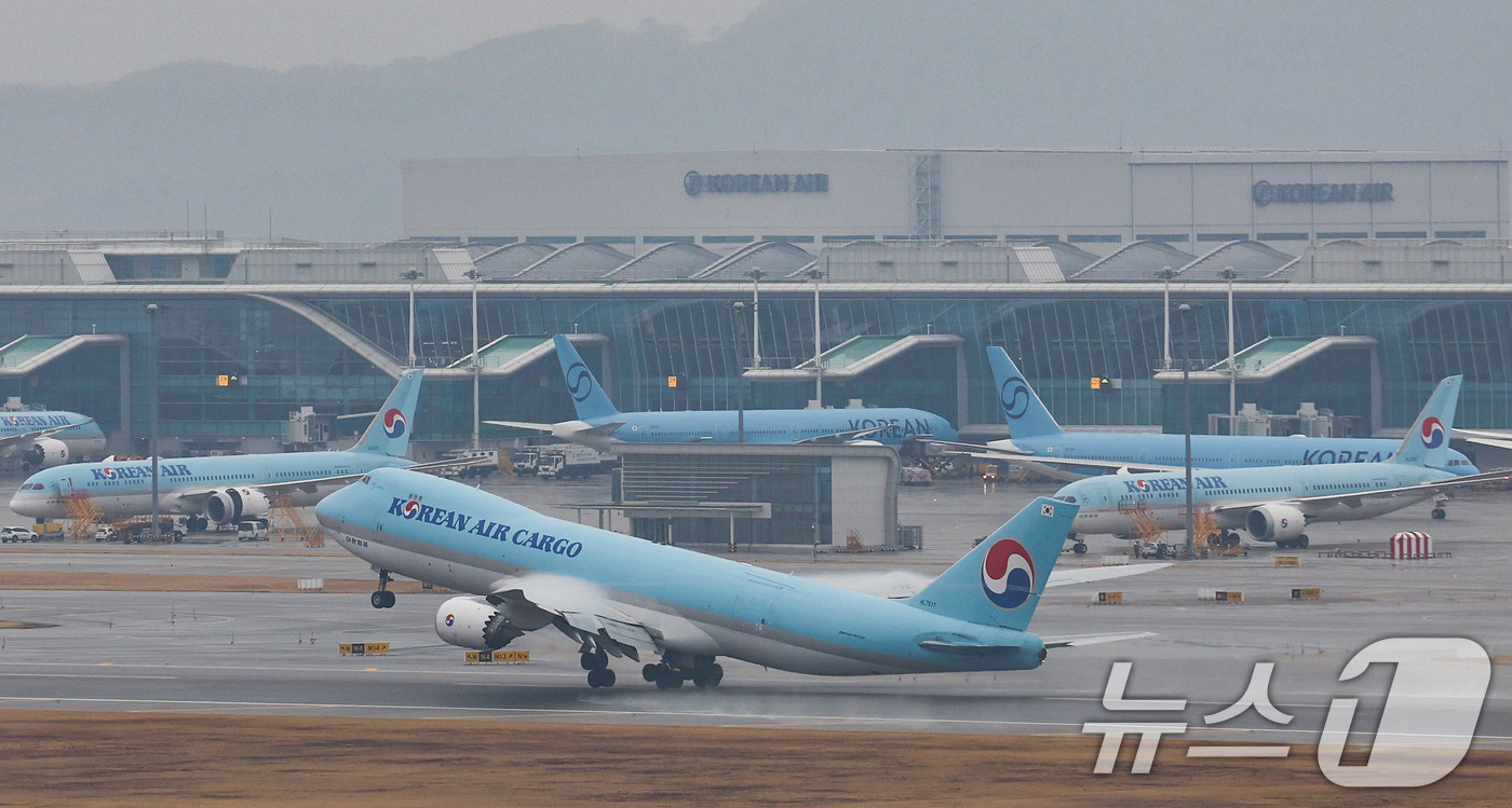 (인천공항=뉴스1) 최지환 기자 = 중동 사태로 중동 경유 유럽행 항공 운항이 잇따라 취소되고 4월 국제선 항공권에 부과되는 유류할증료가 급등하며 장거리 여행 수요 둔화 전망이 나 …