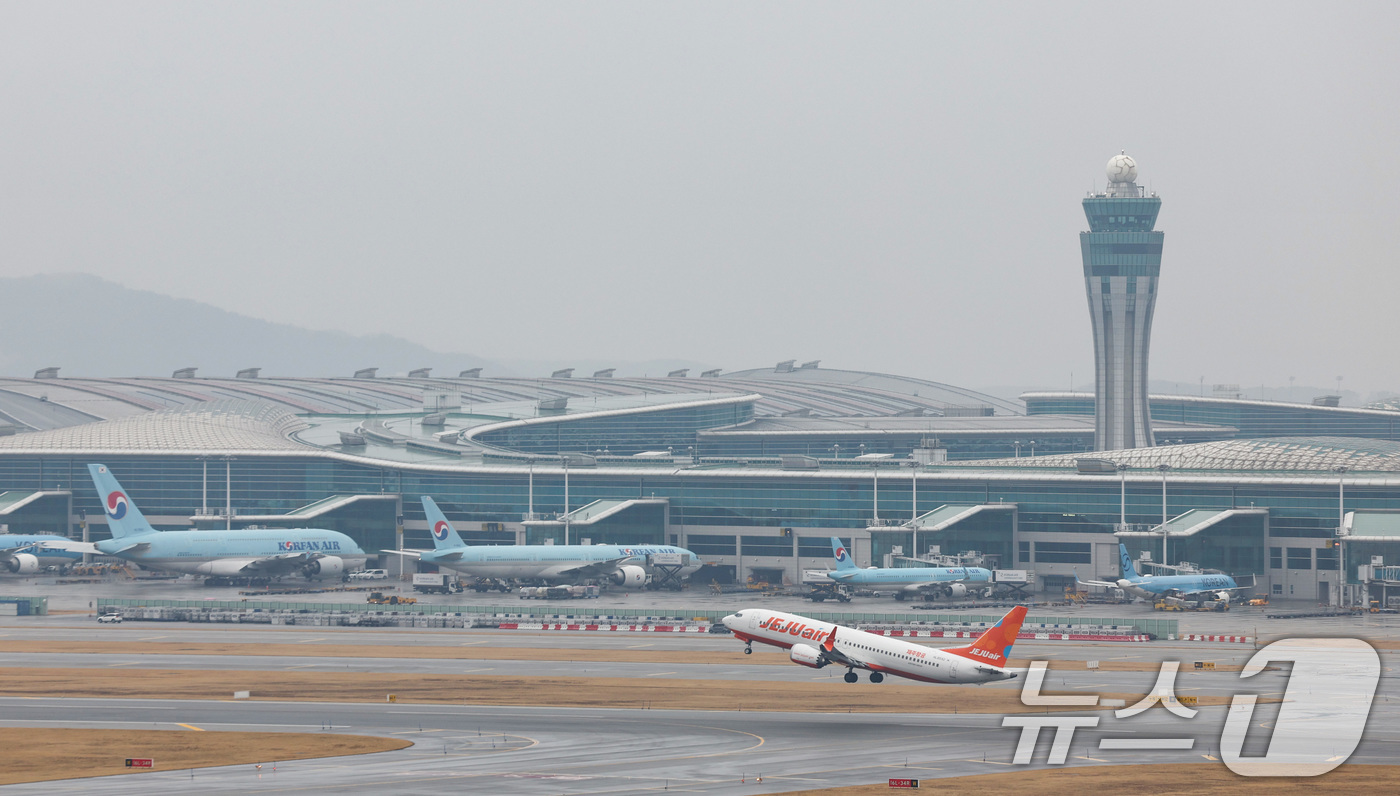 (인천공항=뉴스1) 최지환 기자 = 중동 사태로 중동 경유 유럽행 항공 운항이 잇따라 취소되고 4월 국제선 항공권에 부과되는 유류할증료가 급등하며 장거리 여행 수요 둔화 전망이 나 …