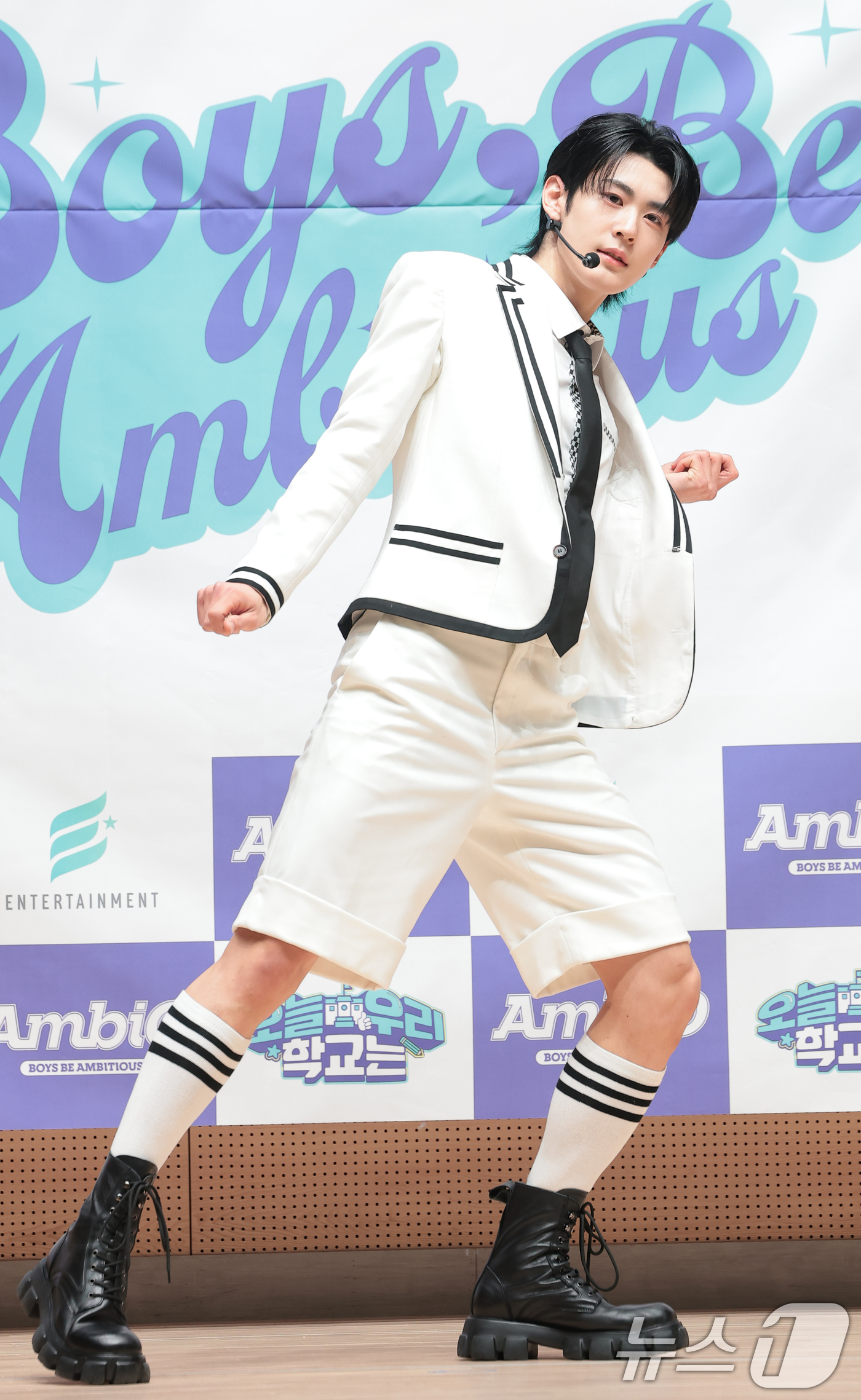 (서울=뉴스1) 권현진 기자 = 그룹 엠비오 루원이 18일 서울 도봉구 세그루패션디자인고등학교에서 열린 웹예능 ‘오늘 우리 학교는(오우학)’ 현장공개에 앞서 포즈를 취하고 있다. …