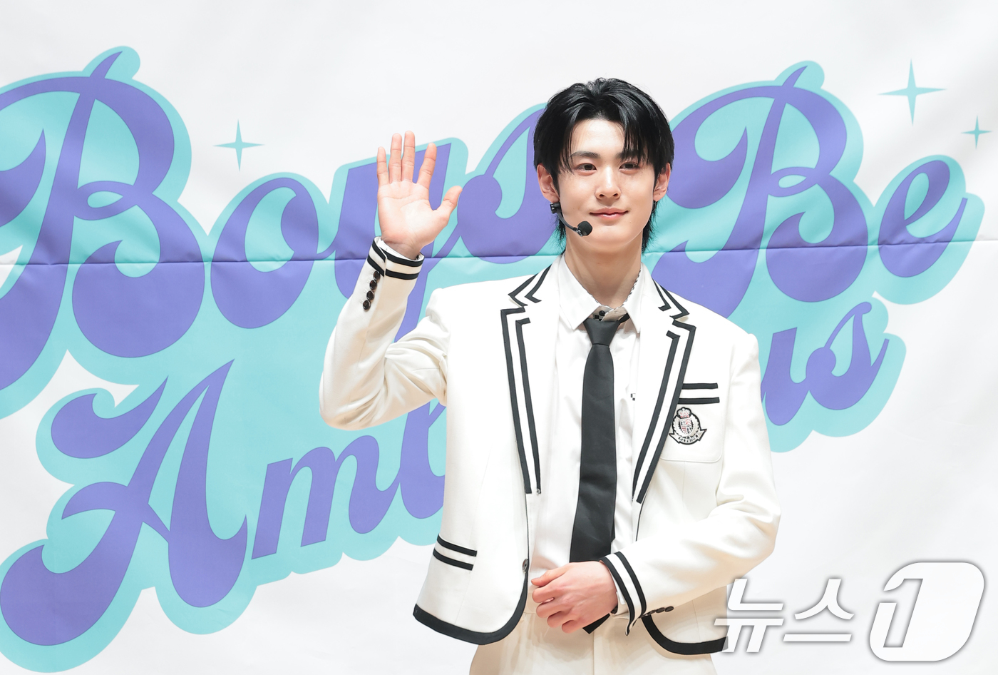 (서울=뉴스1) 권현진 기자 = 그룹 엠비오 루원이 18일 서울 도봉구 세그루패션디자인고등학교에서 열린 웹예능 ‘오늘 우리 학교는(오우학)’ 현장공개에 앞서 포즈를 취하고 있다. …