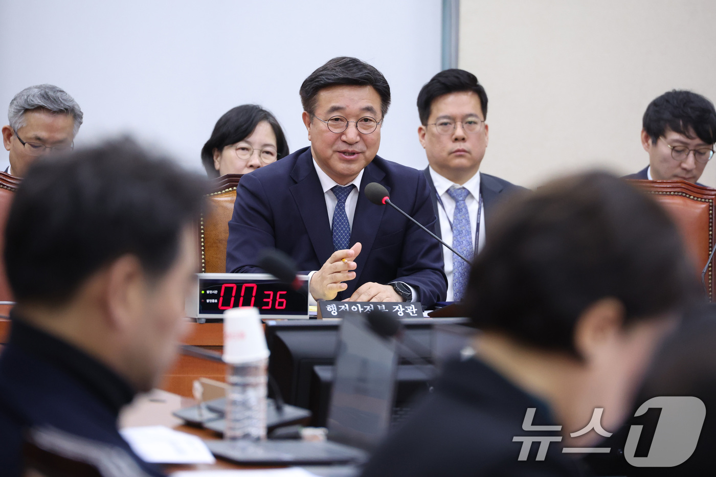 (서울=뉴스1) 신웅수 기자 = 윤호중 행정안전부 장관이 18일 서울 여의도 국회에서 열린 행정안전위원회 전체회의에서 의원 질의에 답변하고 있다. 2026.3.18/뉴스1