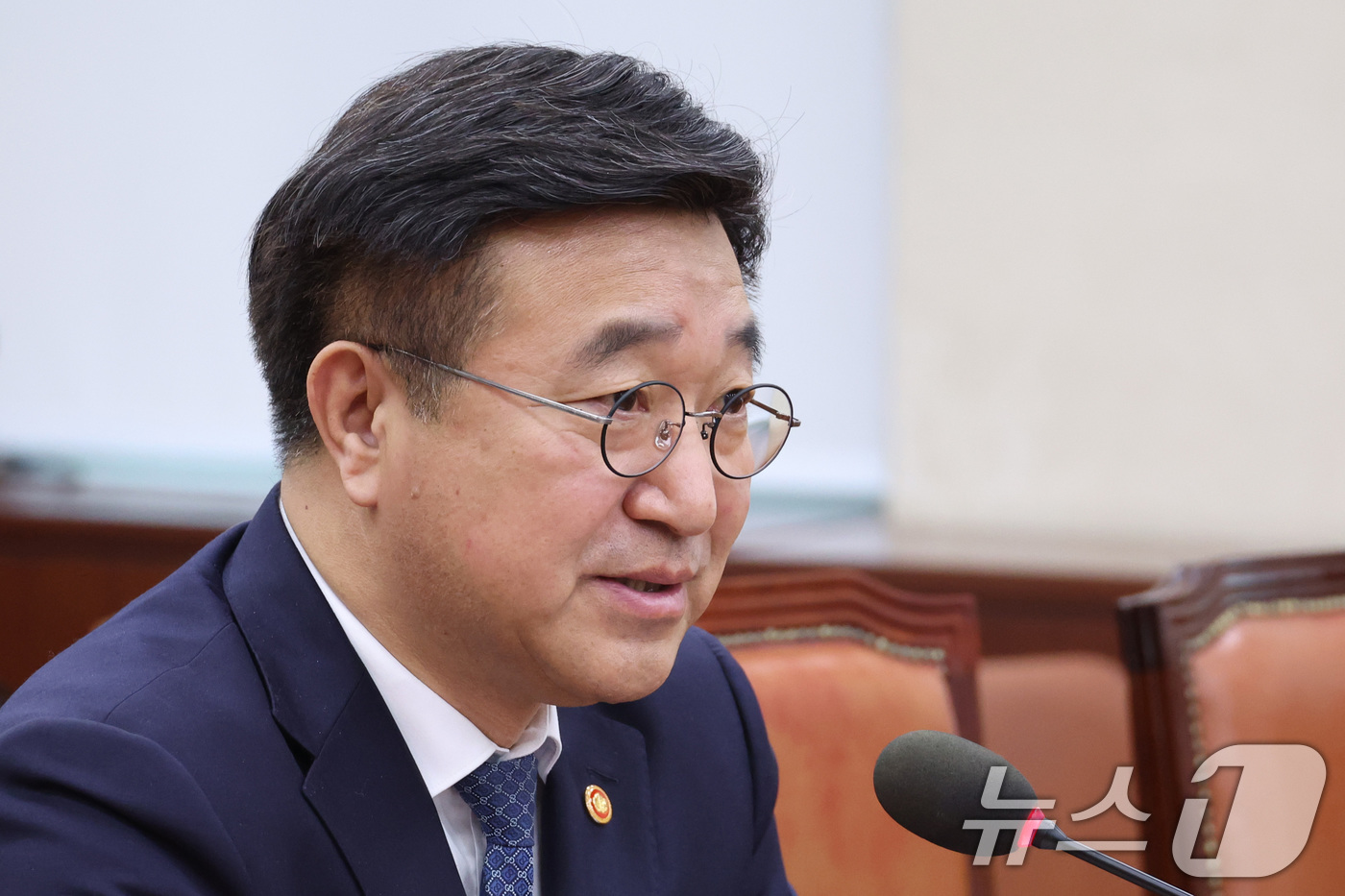 (서울=뉴스1) 신웅수 기자 = 윤호중 행정안전부 장관이 18일 서울 여의도 국회에서 열린 행정안전위원회 전체회의에서 의원 질의에 답변하고 있다. 2026.3.18/뉴스1