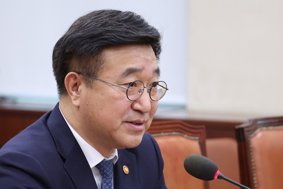 의원 질의 답변하는 윤호중 장관