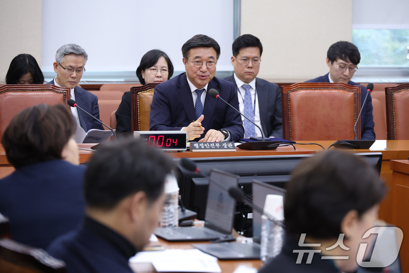 (서울=뉴스1) 신웅수 기자 = 윤호중 행정안전부 장관이 18일 서울 여의도 국회에서 열린 행정안전위원회 전체회의에서 의원 질의에 답변하고 있다. 2026.3.18/뉴스1