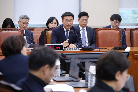 답변하는 윤호중 장관