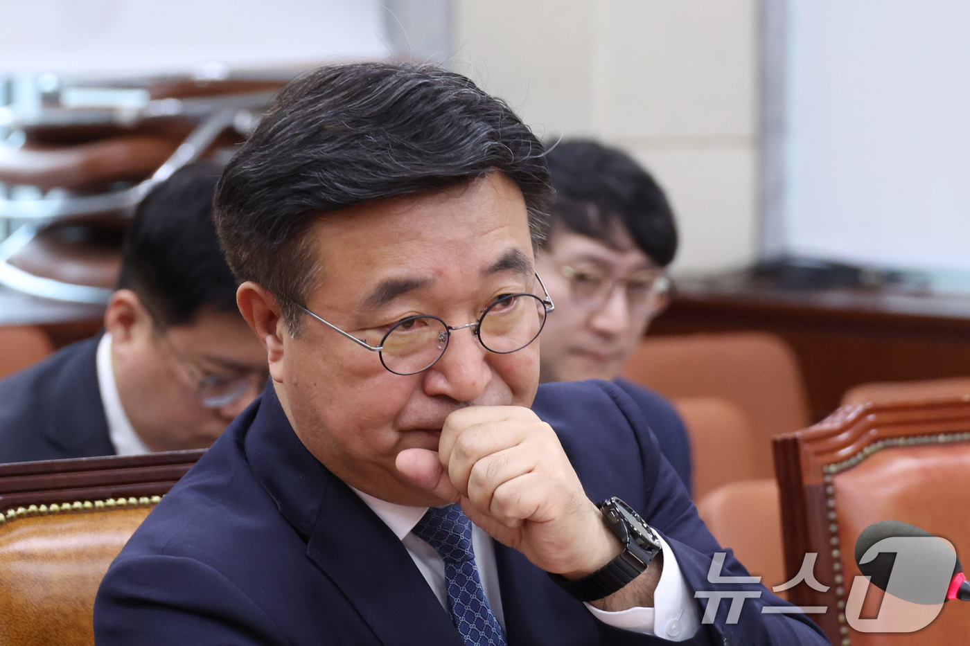 (서울=뉴스1) 신웅수 기자 = 윤호중 행정안전부 장관이 18일 서울 여의도 국회에서 열린 행정안전위원회 전체회의에서 생각에 잠겨 있다. 2026.3.18/뉴스1