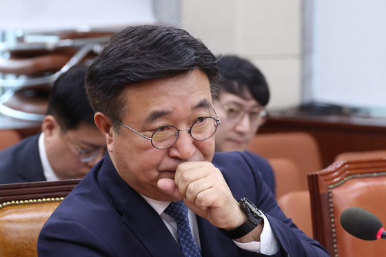 생각 잠긴 윤호중 장관