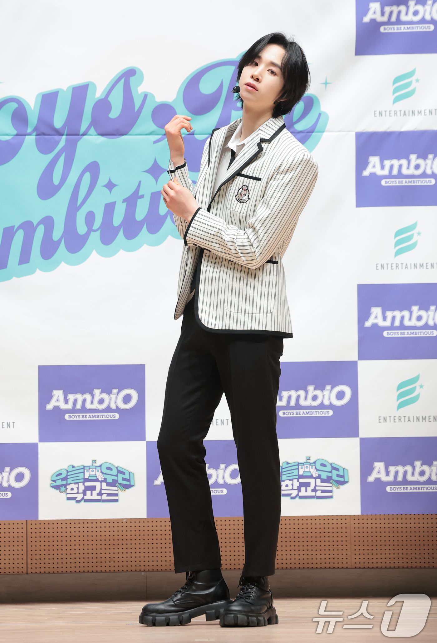 (서울=뉴스1) 권현진 기자 = 그룹 엠비오 지수가 18일 서울 도봉구 세그루패션디자인고등학교에서 열린 웹예능 ‘오늘 우리 학교는(오우학)’ 현장공개에 앞서 포즈를 취하고 있다. …