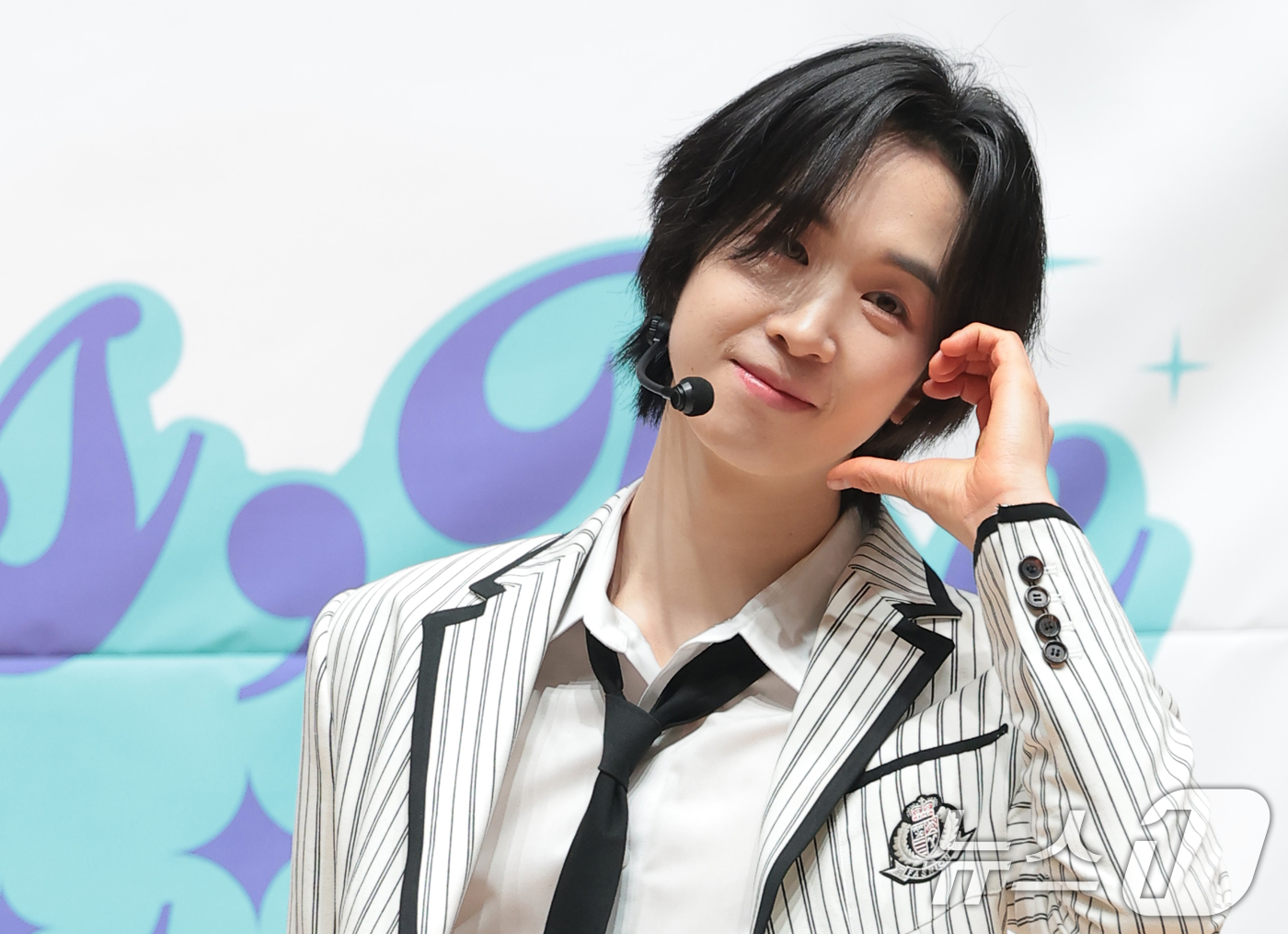 (서울=뉴스1) 권현진 기자 = 그룹 엠비오 지수가 18일 서울 도봉구 세그루패션디자인고등학교에서 열린 웹예능 ‘오늘 우리 학교는(오우학)’ 현장공개에 앞서 포즈를 취하고 있다. …