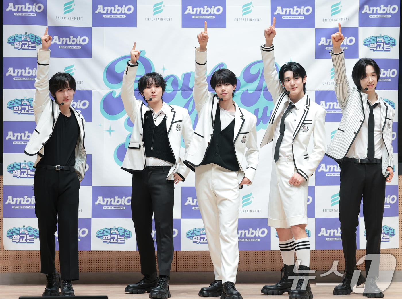 (서울=뉴스1) 권현진 기자 = 그룹 엠비오 기원(왼쪽부터)과 승상, 테츠, 루원, 지수가 18일 서울 도봉구 세그루패션디자인고등학교에서 열린 웹예능 ‘오늘 우리 학교는(오우학)’ …