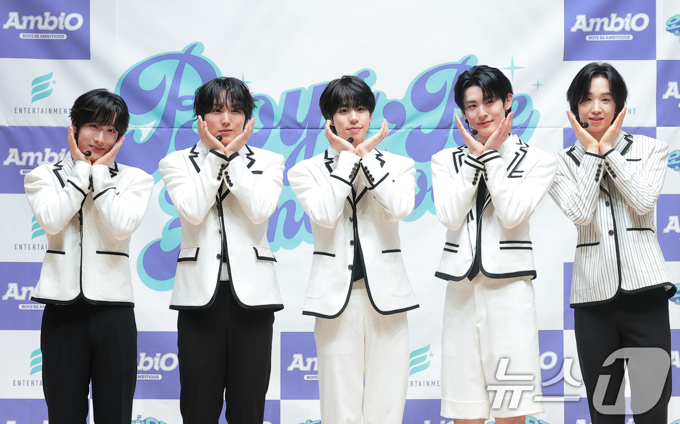 (서울=뉴스1) 권현진 기자 = 그룹 엠비오 기원(왼쪽부터)과 승상, 테츠, 루원, 지수가 18일 서울 도봉구 세그루패션디자인고등학교에서 열린 웹예능 ‘오늘 우리 학교는(오우학)’ …